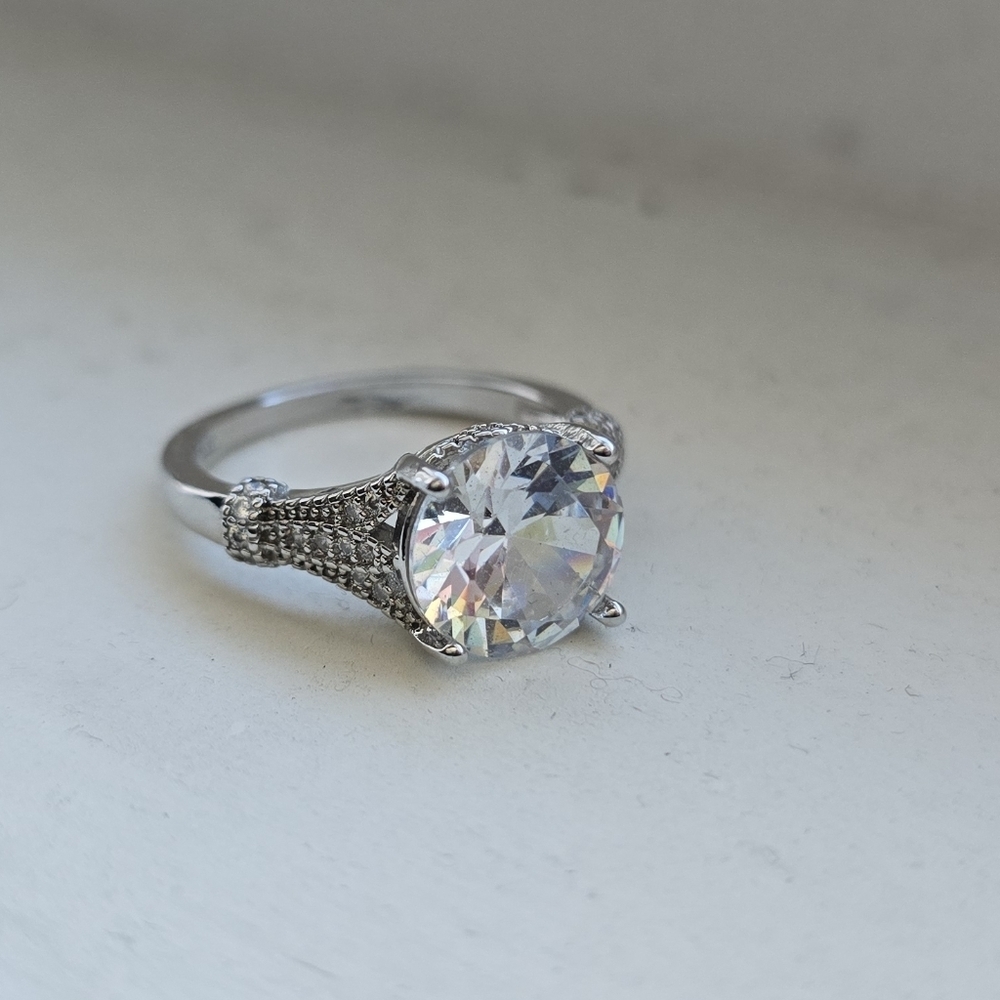 Vintage-Inspired Round Cut Solitaire Engagement Ring in Sterling Silver - Picture 3 of 7